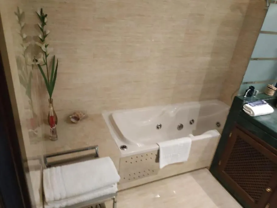 Luxury Apartment With Sea Views, Golf, Gym, Spa, 7 Pools Ojen Spain
